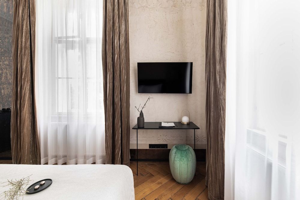 Zola Hotel - Palais de Bohème Superior Suite 3