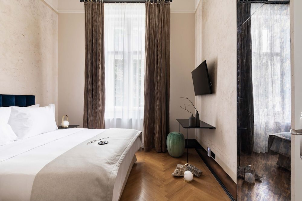 Zola Hotel - Palais de Bohème Superior Suite 2