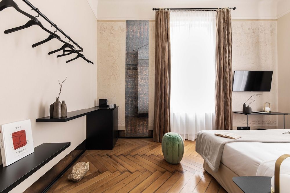 Zola Hotel - Palais de Bohème Superior Suite