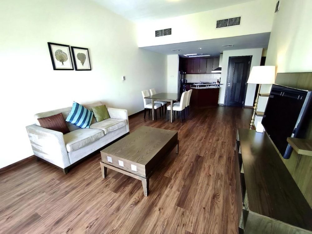 Lux BnB 1BD Discovery Gardens Comfort Apartment 2