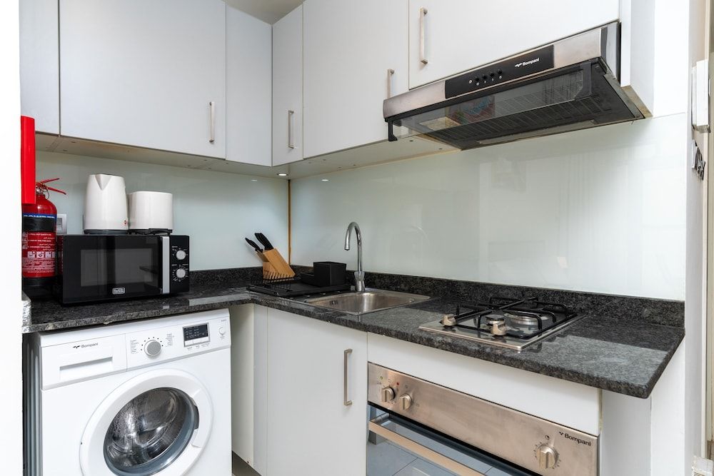 Lux BnB Studio Al Furjan Deluxe Studio Suite 10