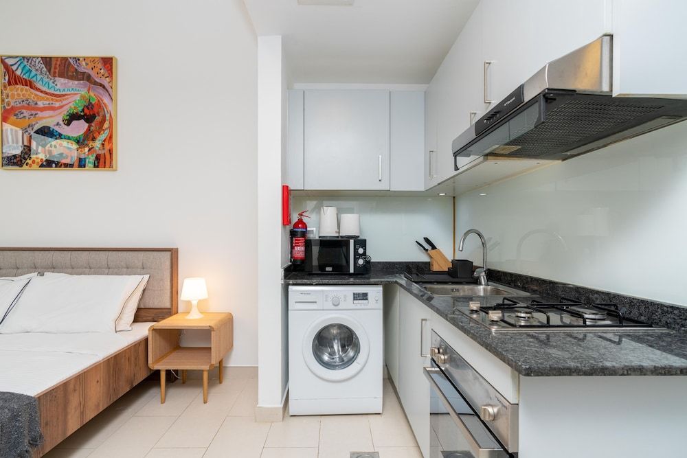 Lux BnB Studio Al Furjan Deluxe Studio Suite 11