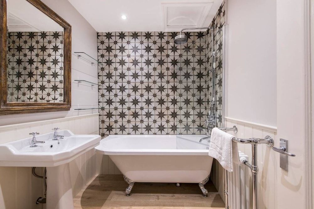 Charming, Recently Renovated 2-bed in Fulham Apartment (2 Bedrooms) 22