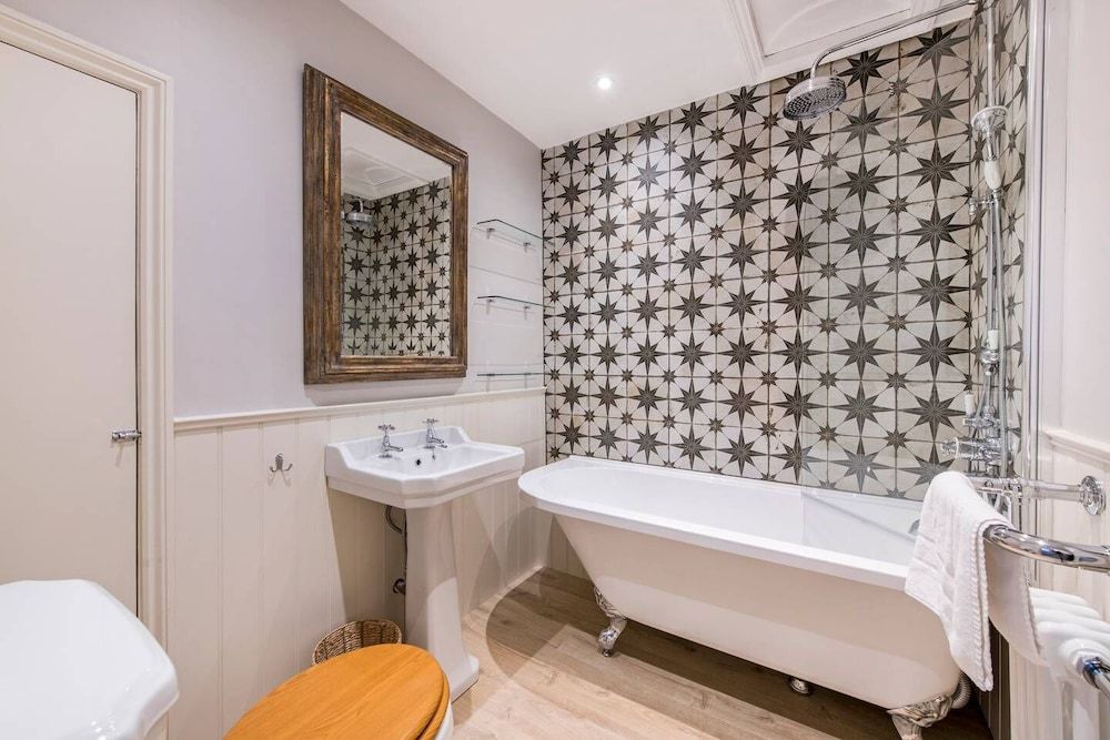 Charming, Recently Renovated 2-bed in Fulham Apartment (2 Bedrooms) 21