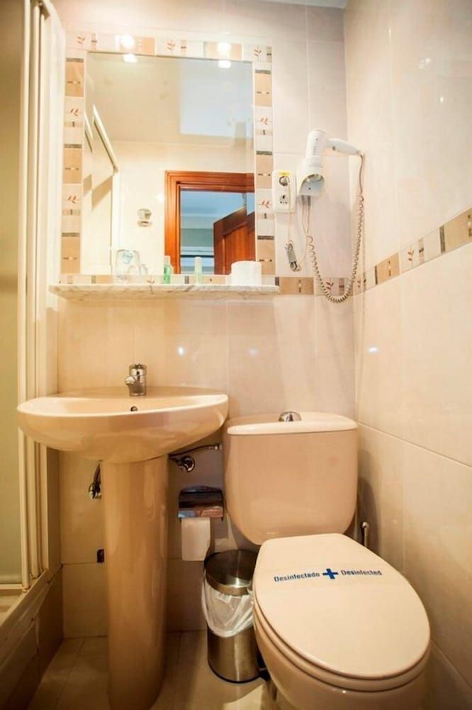 undefined Pensión Carrera 8