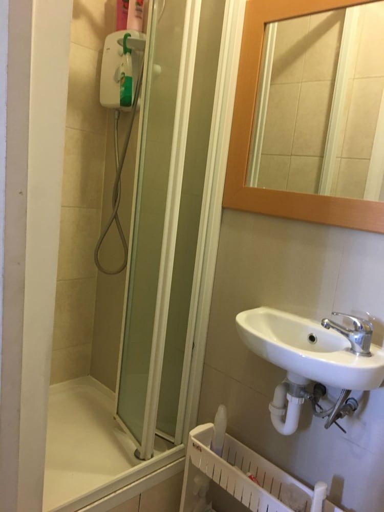 Stay in Kings Cross - Flat D Family Quadruple Room, Balcony (En Suite) 8