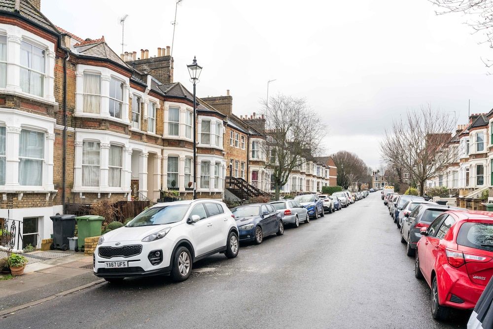 undefined NEW Stylish 1 Bedroom Flat With Garden London 3