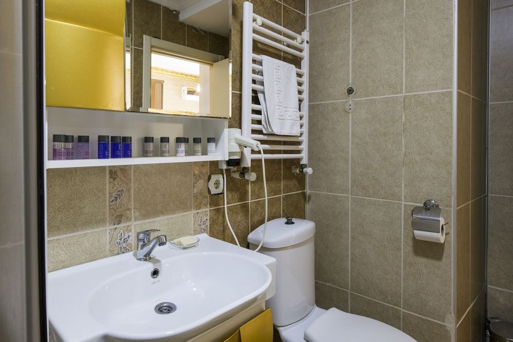 Punto Suite Deluxe Double or Twin Room 9