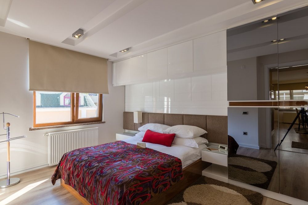 undefined Aura Suites 2