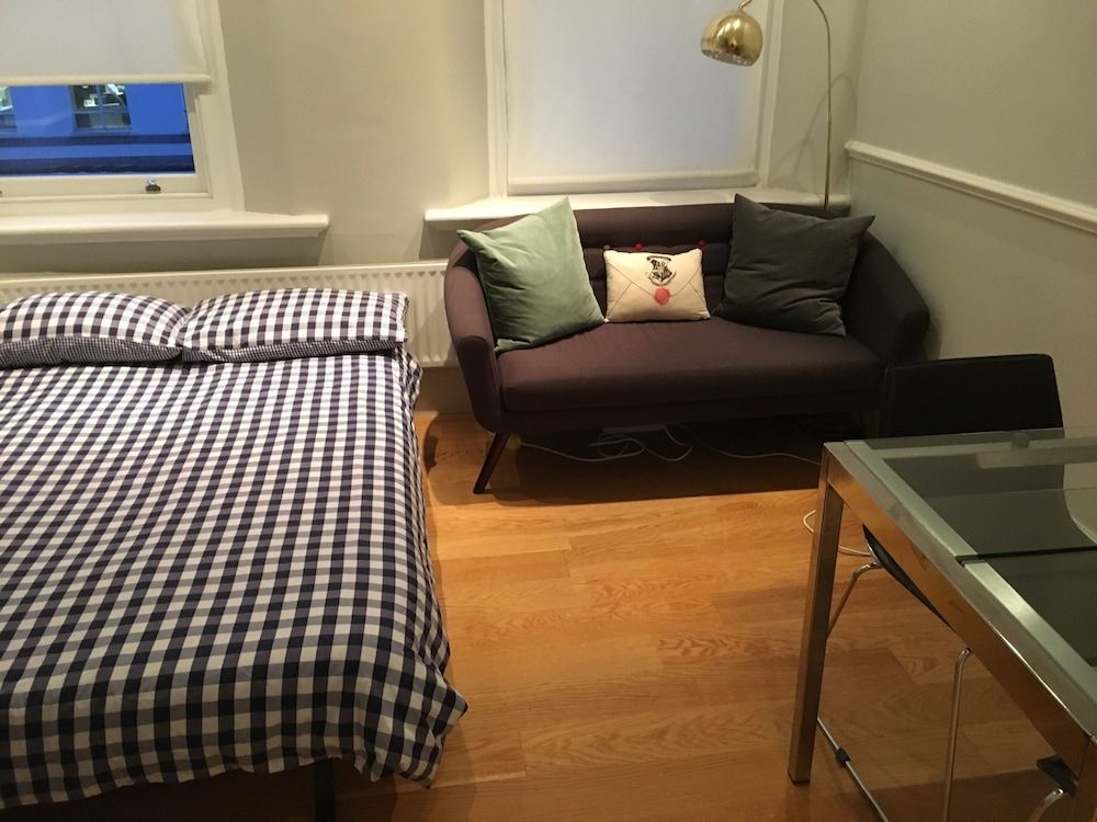 3 Bedroom Apartments Wells Street Basic Apartment 2