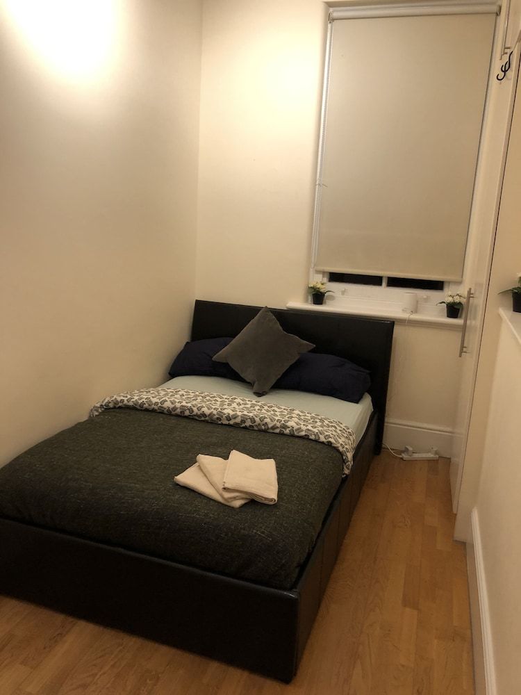 undefined 3 Bedroom Apartments Wells Street 4