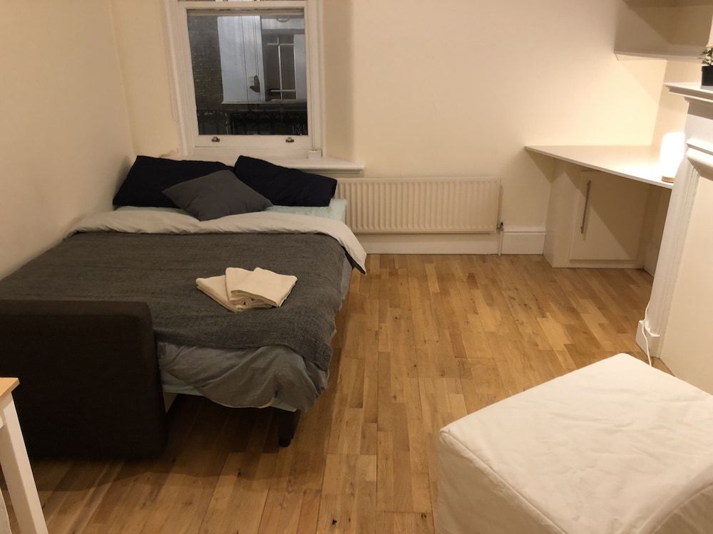 undefined 3 Bedroom Apartments Wells Street 7