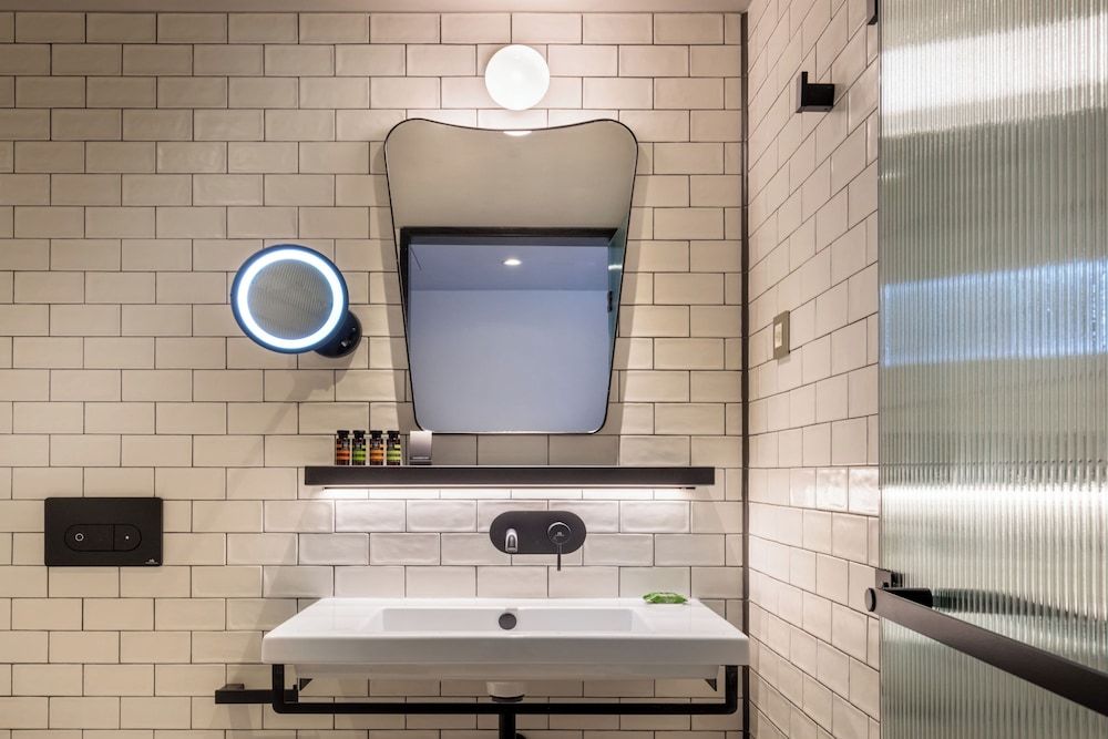 Canopy by Hilton Madrid Castellana Room, 2 Queen Beds, City View 9