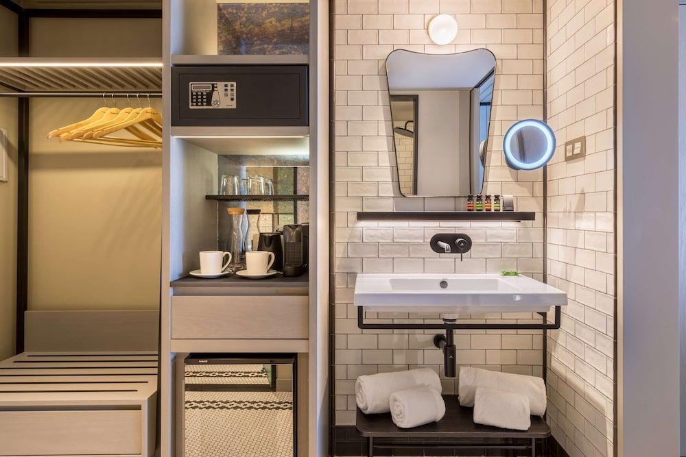 Canopy by Hilton Madrid Castellana Room, 2 Queen Beds, City View 8