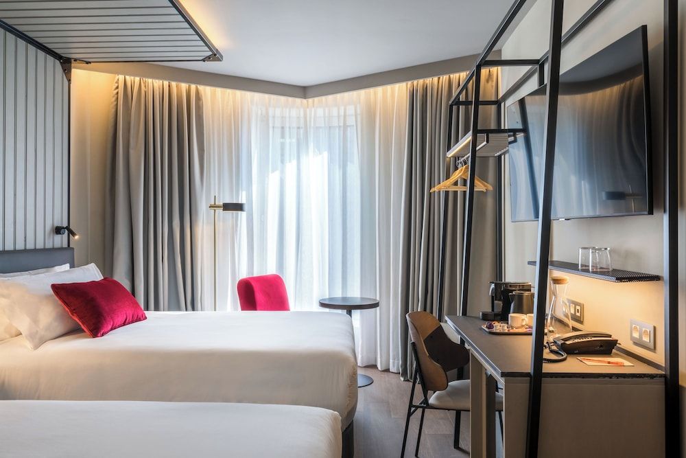 Canopy by Hilton Madrid Castellana Room, 2 Queen Beds, City View 5