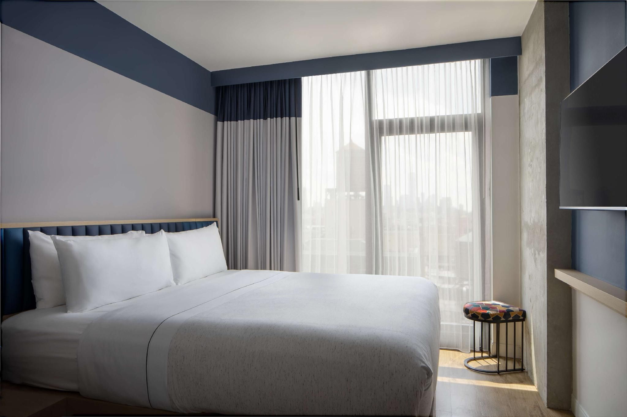 1 King Bed