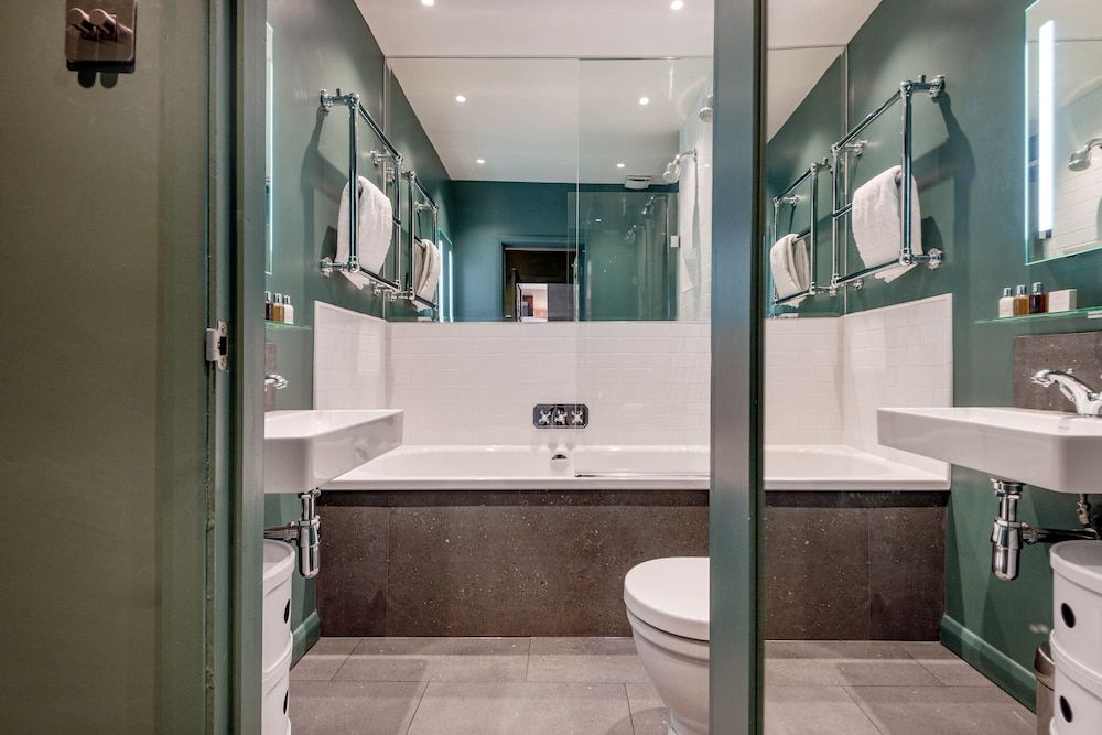 Chic Chelsea Home near South Kensington by UnderTheDoormat Comfort Apartment (1 Bedroom) 17