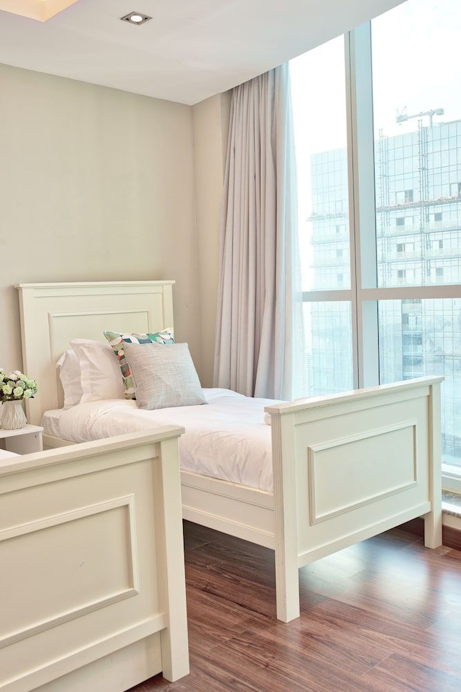 Luton Vacation Home The Torch Deluxe Apartment 6