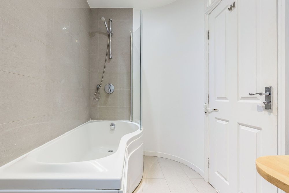 Deep Soaking Bathtub