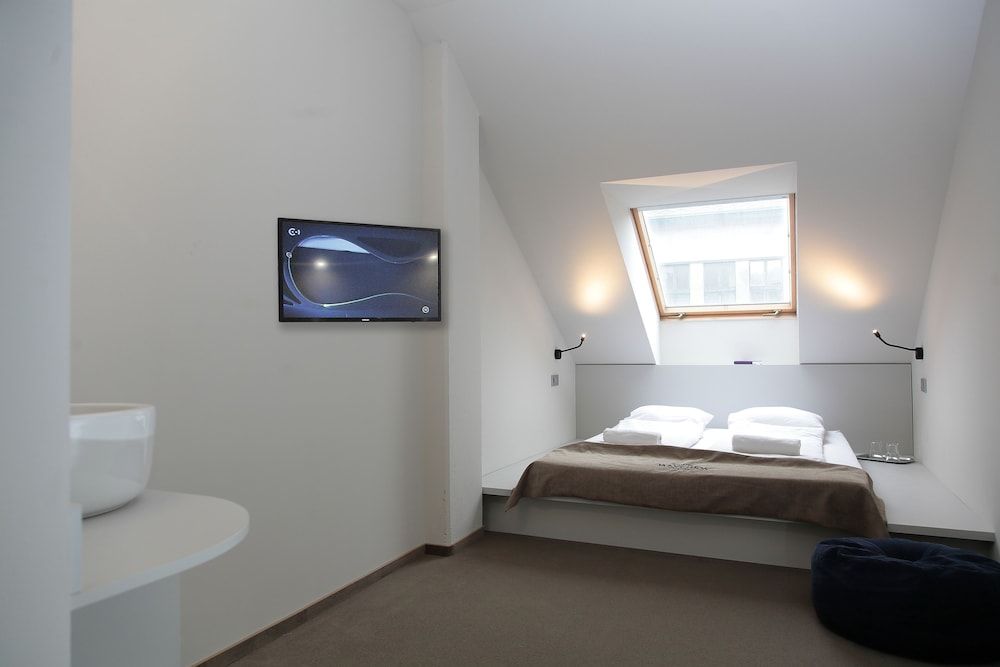 Maverick Central Market Standard Double Room 4