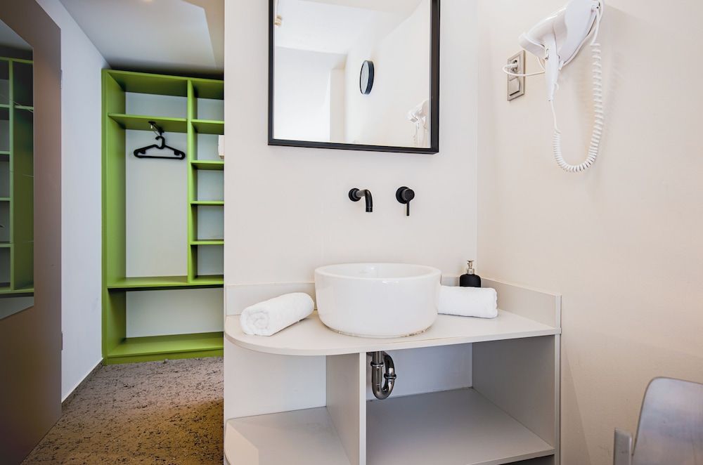 Maverick Central Market Standard Double Room 5