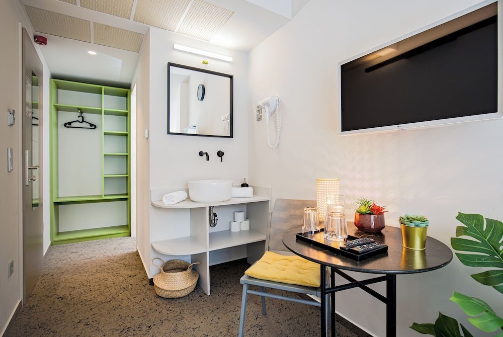 Maverick Central Market Standard Double Room 10