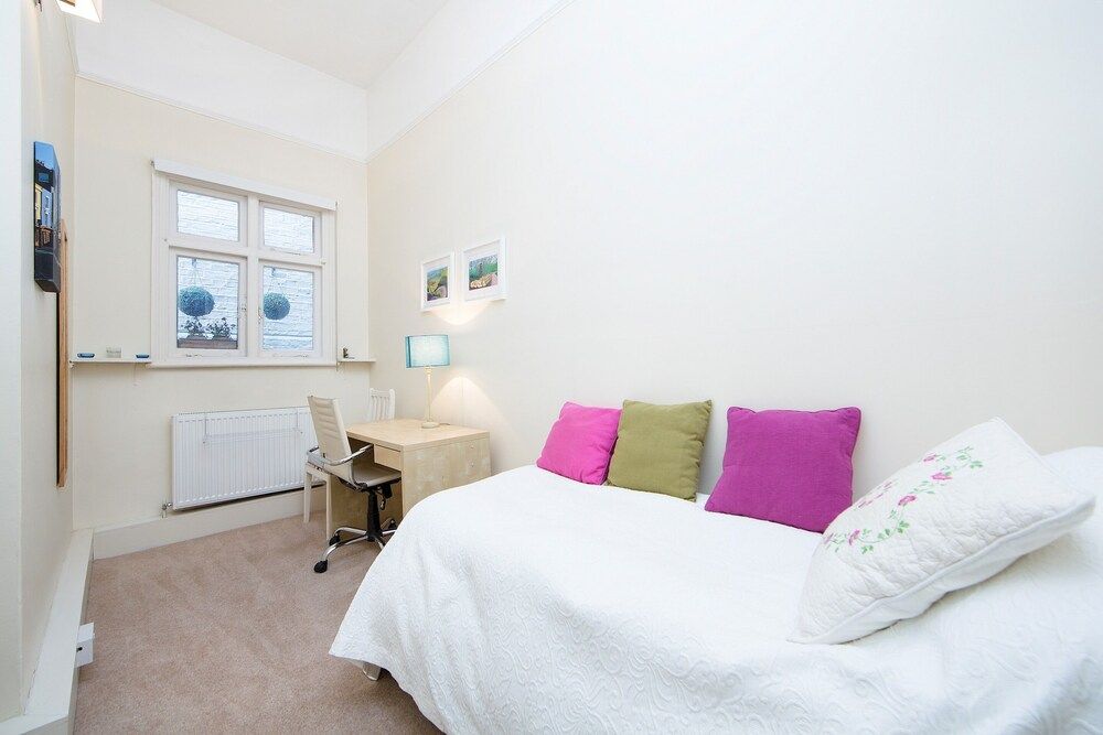 Queens Gardens - Large and Colourful 3 Bedroom Apartment in Bayswater