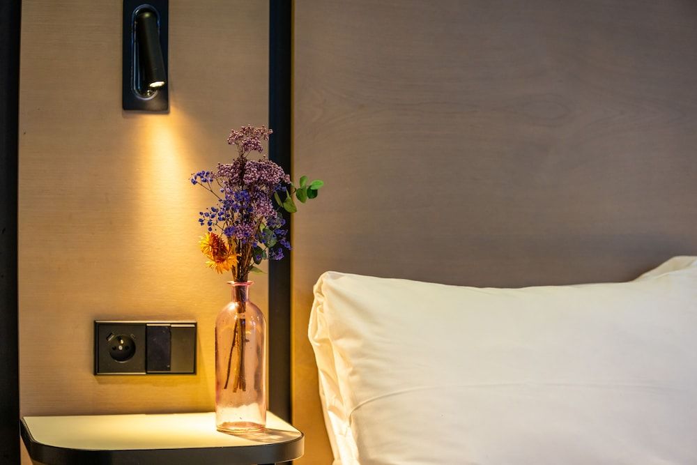 The People Paris Marais Standard Room, 1 Bedroom, City View 4