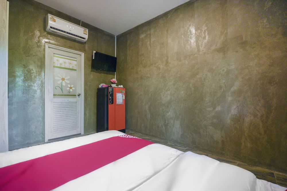 OYO 808 Kawin Home Standard Double Room 4