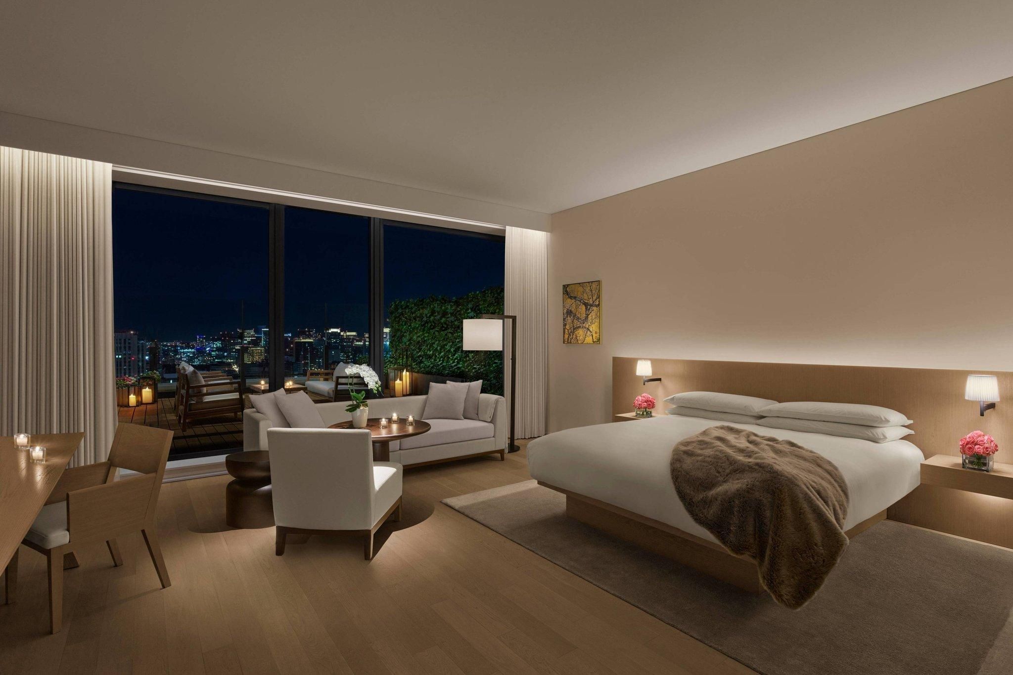 Larger Guest room, 1 King, City view, Balcony