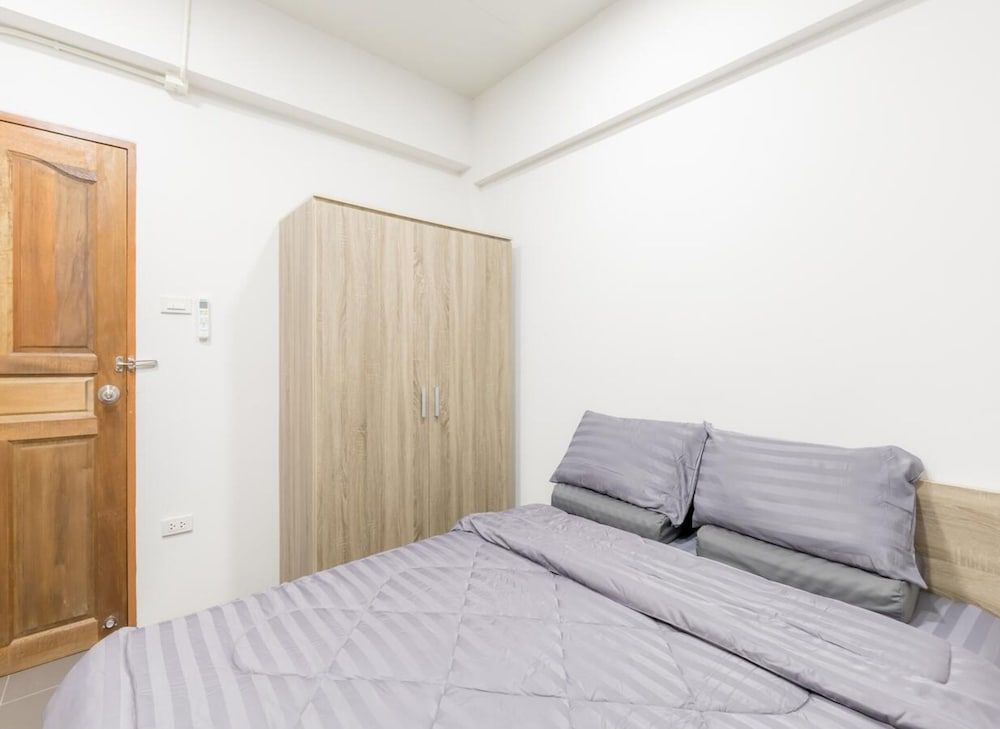 MiddleWay House Deluxe Double Room