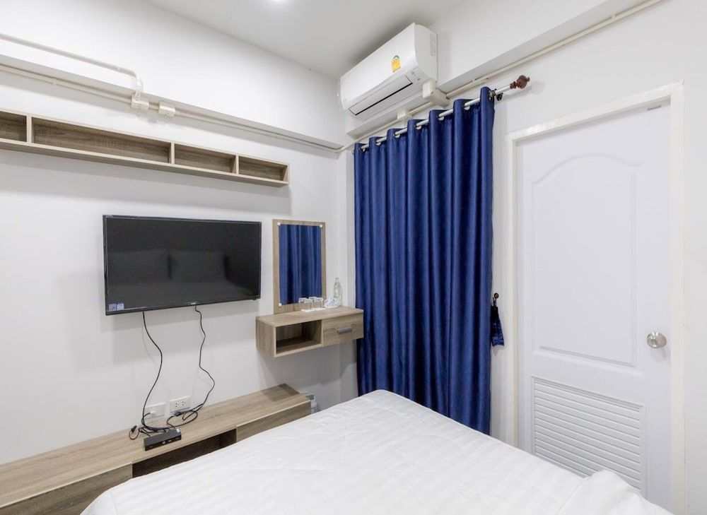 MiddleWay House Deluxe Double Room 8