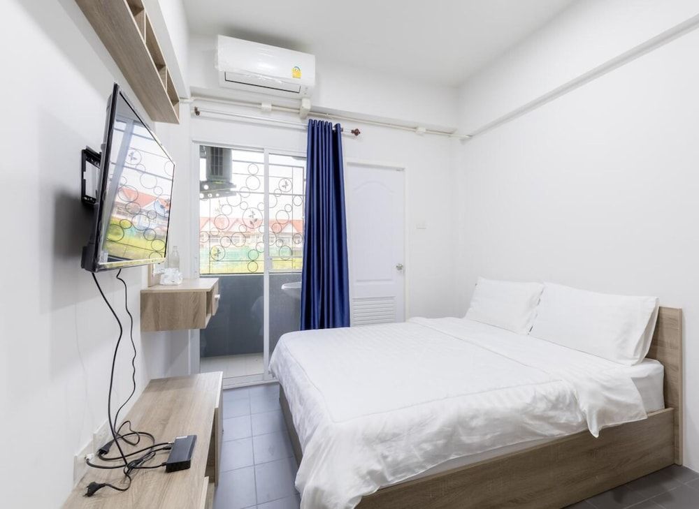 MiddleWay House Deluxe Double Room 3