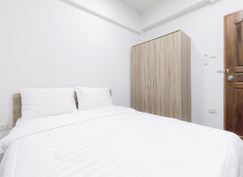 MiddleWay House Deluxe Double Room 5