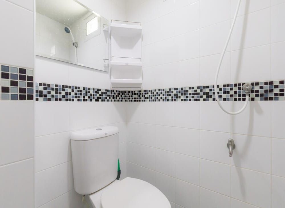 MiddleWay House Deluxe Double Room 12