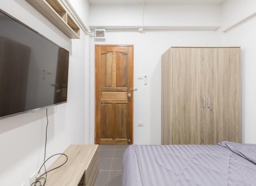 MiddleWay House Deluxe Double Room 15