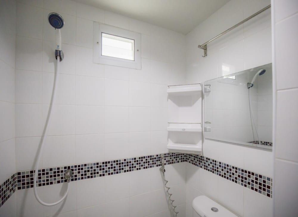 MiddleWay House Deluxe Double Room 14