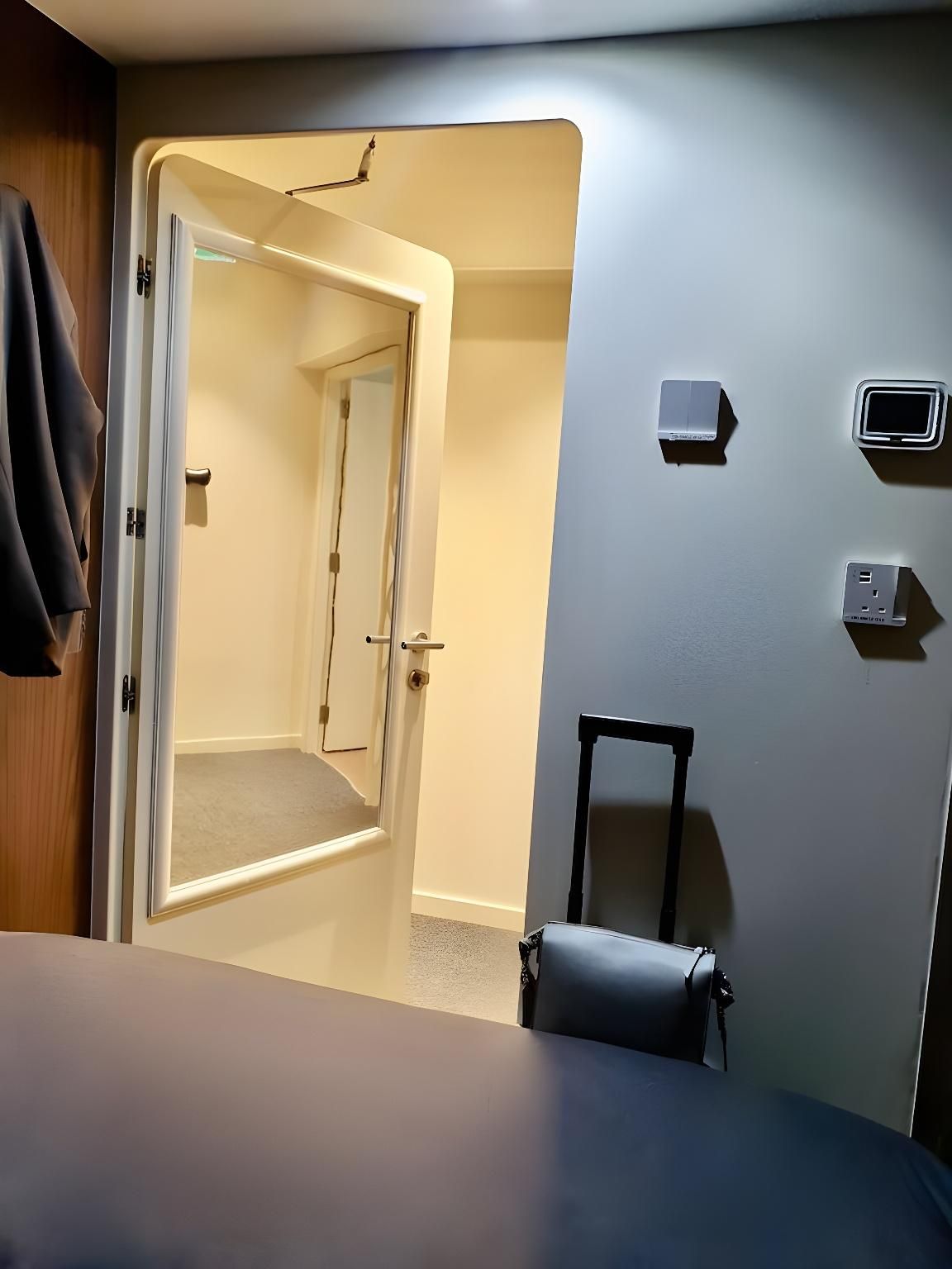 Sleepover Terminal 1, Concourse D – formerly sleep ‘n fly Double Cabin - 10 Hour Day and Evening Stay, 1:00 PM - 11:00 PM 8