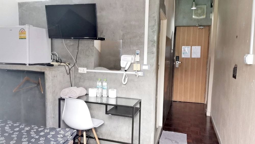 Hive28 Standard Room with Air and Balcony 8