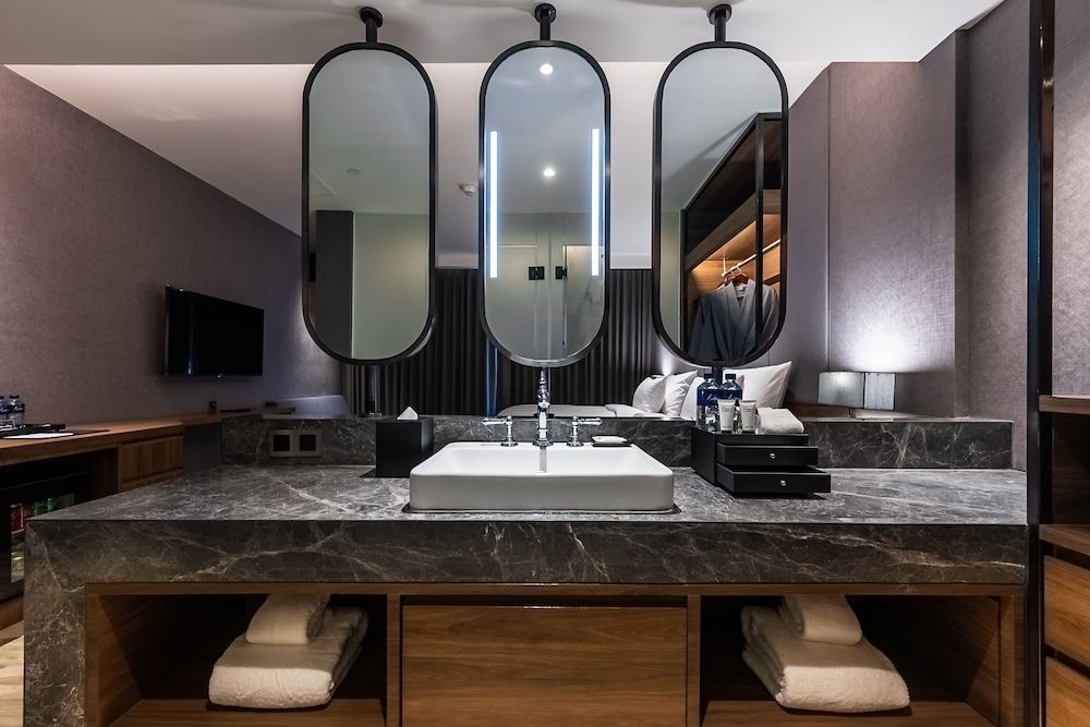 Ayathorn Bangkok Executive Room, 1 King Bed 4