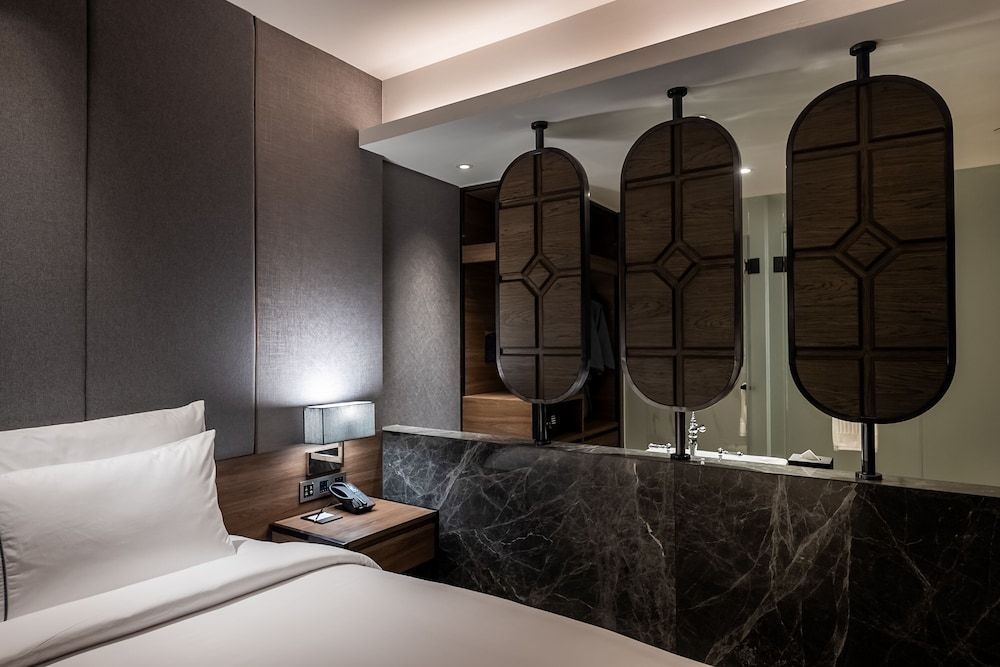 Ayathorn Bangkok Executive Room, 1 King Bed 3