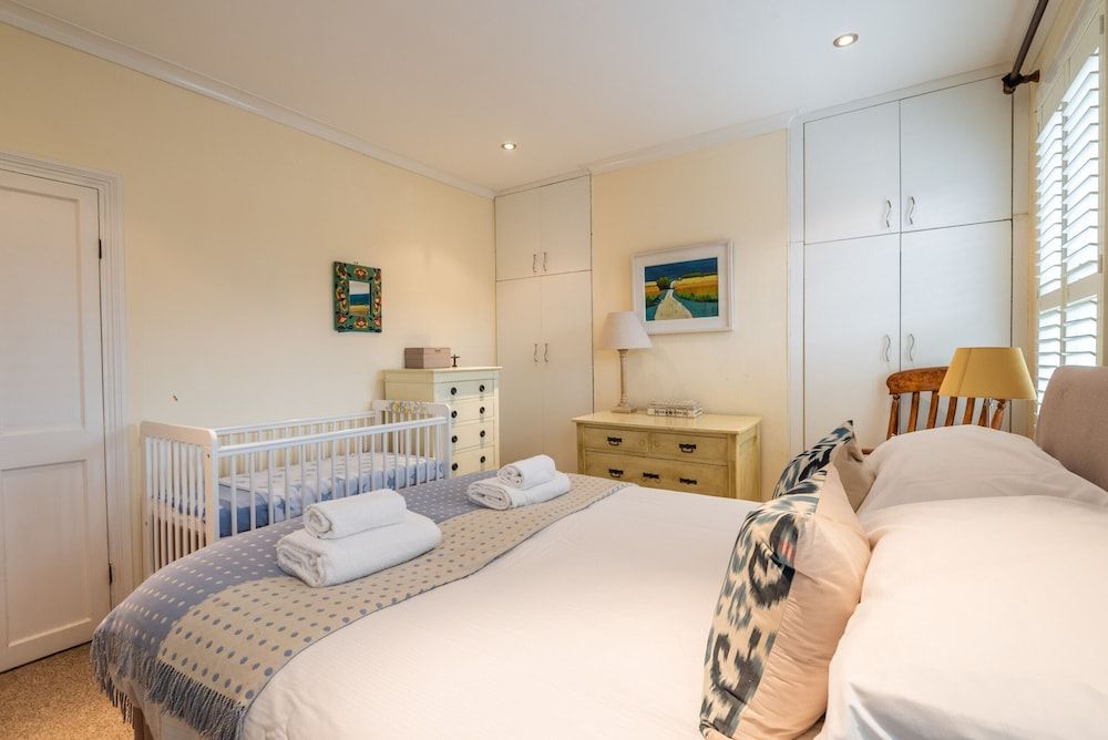 Charming Victorian Family Home in Wimbledon Family House, 2 Bedrooms, Garden View (2 Bedrooms) 4