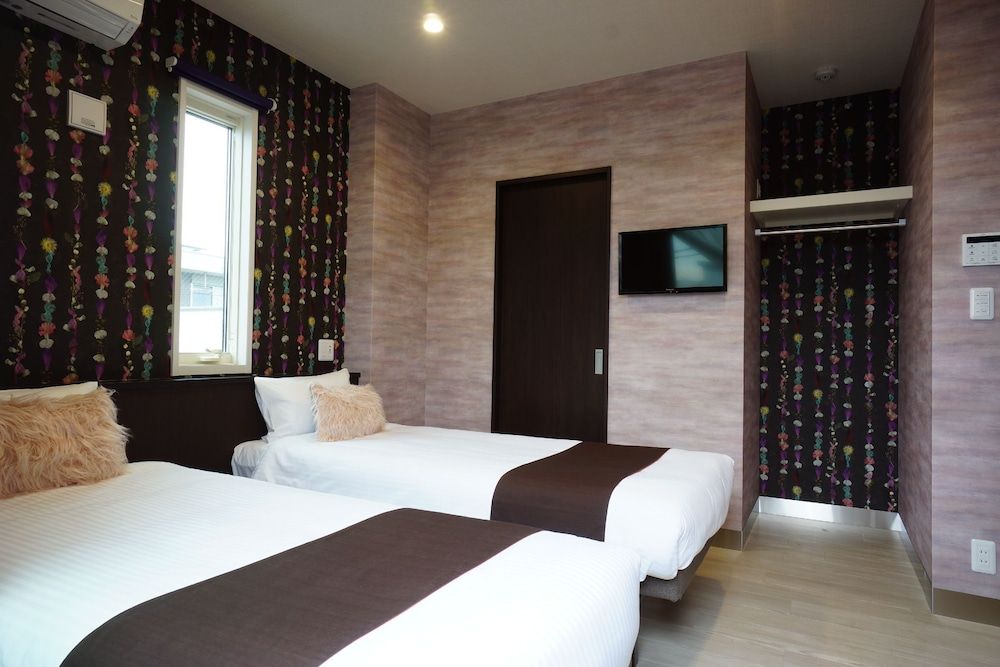 The South Hotel Tokyo Superior Quadruple Room 6