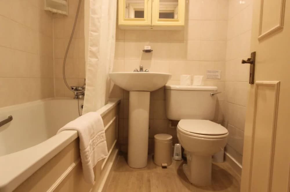 undefined StayIn - Queensway 9