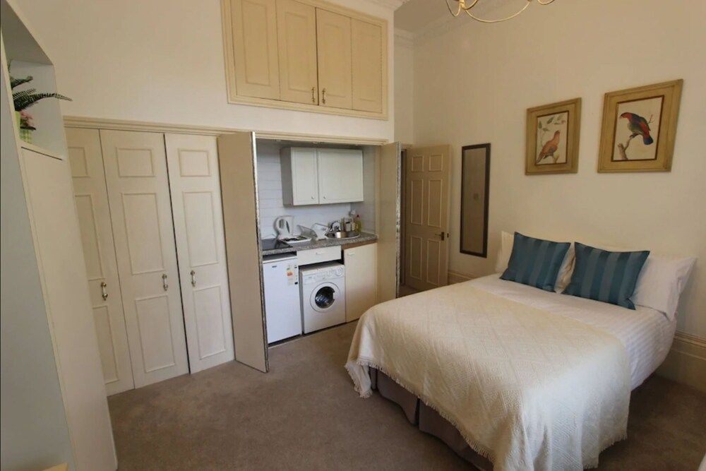 undefined StayIn - Queensway 6
