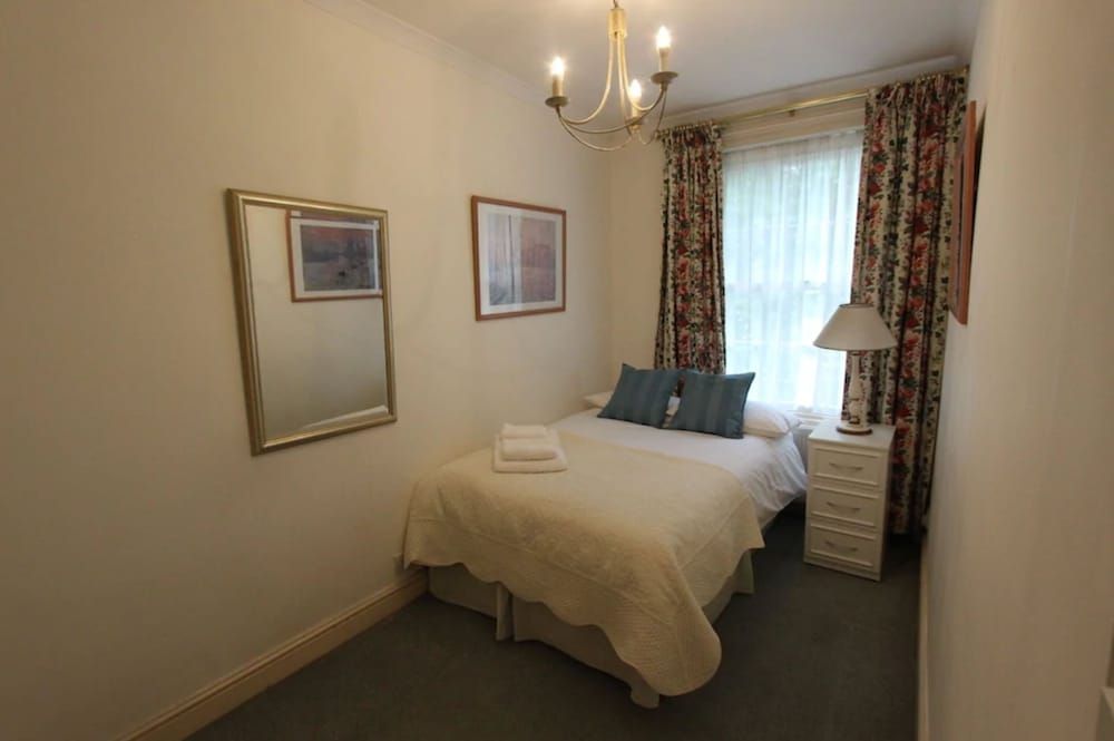 undefined StayIn - Queensway 4
