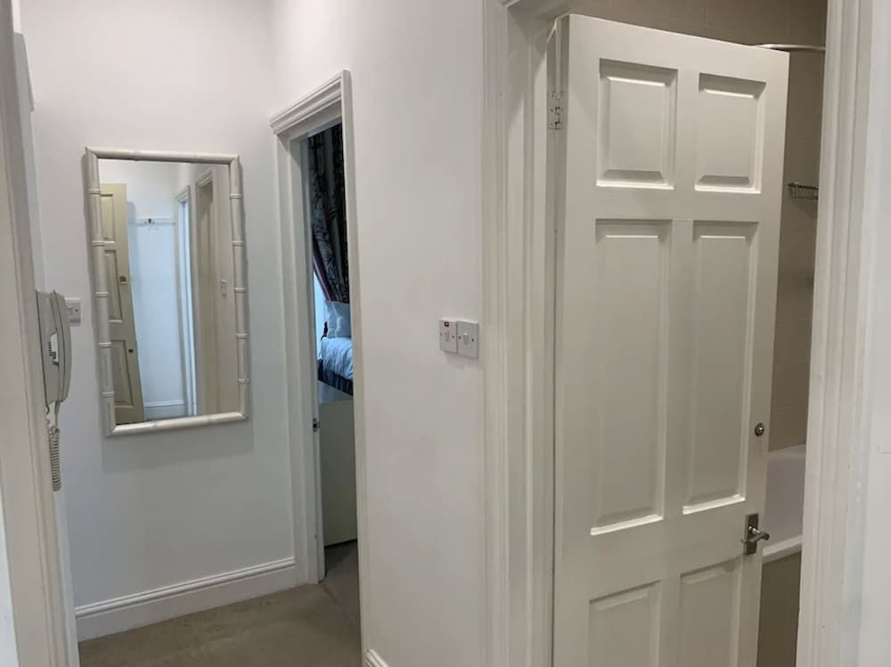 StayIn - Queensway Apartment, 2 Bedrooms 2