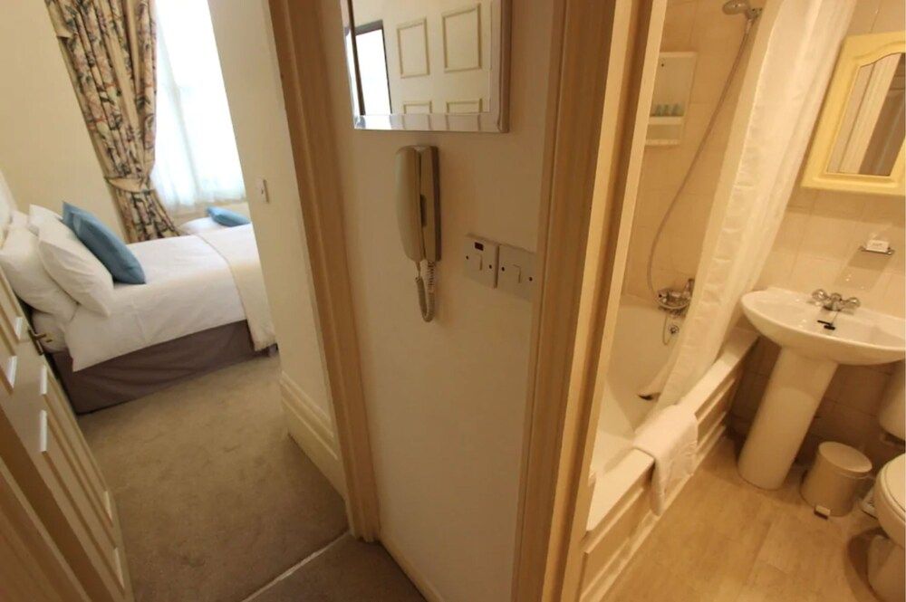 undefined StayIn - Queensway 8