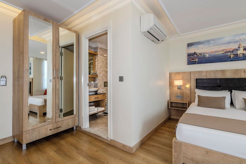 Porta Romanos Hotel Standard Triple Room 4