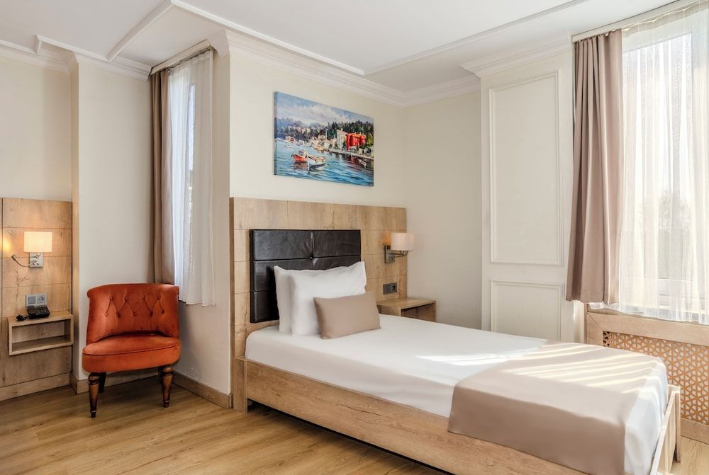 Porta Romanos Hotel Standard Triple Room 5